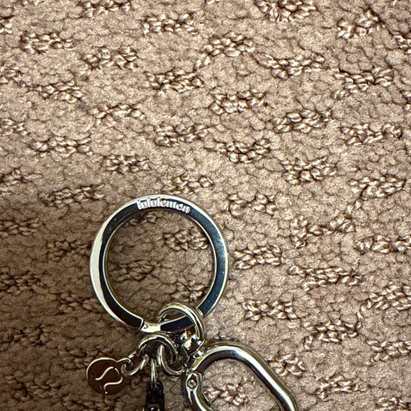 NWOT Lululemon belt bag key chain - Picture 3 of 4